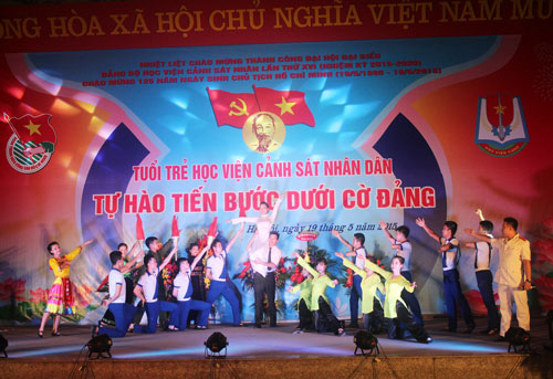 Tiết mục “Ca ngợi Hồ Chủ Tịch” do Tốp hát múa - Học viện ANND thể hiện.